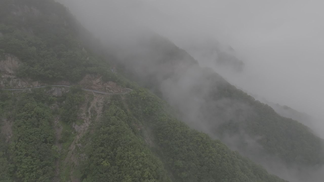 云雾缭绕的山间小道