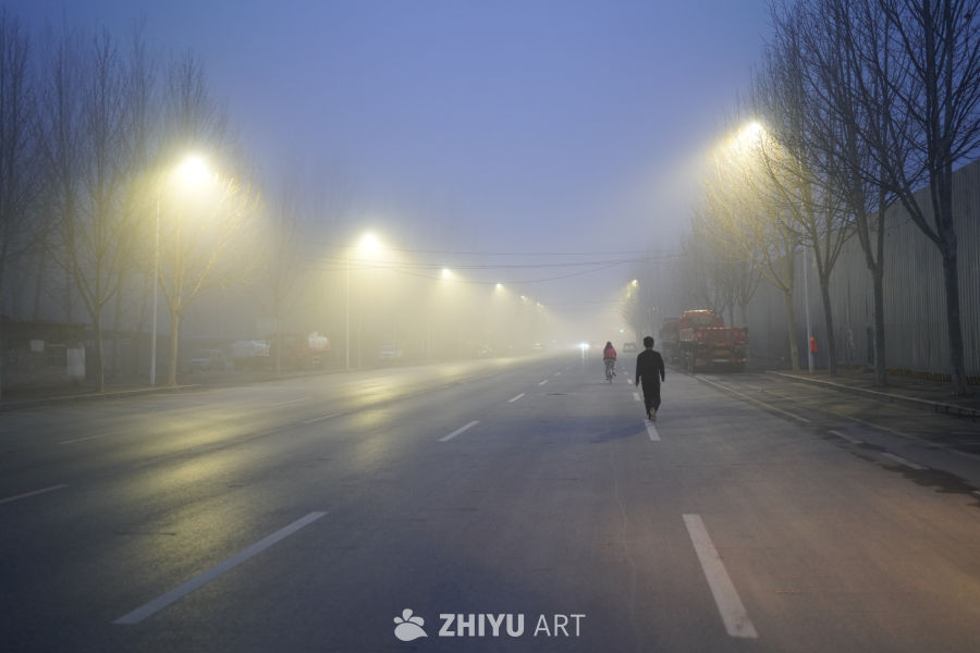 晨雾中的城市街道