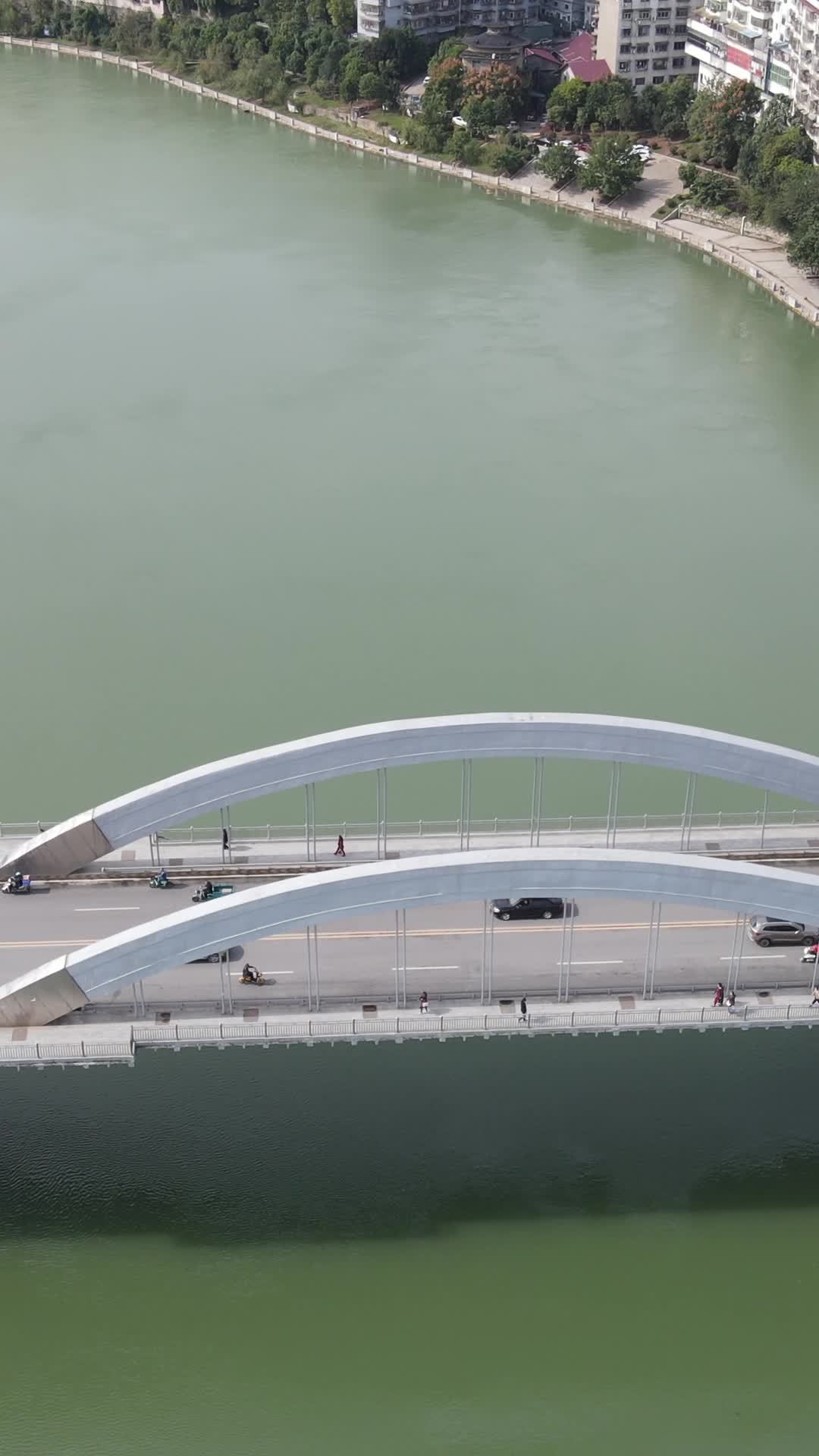 城市河畔的现代桥景