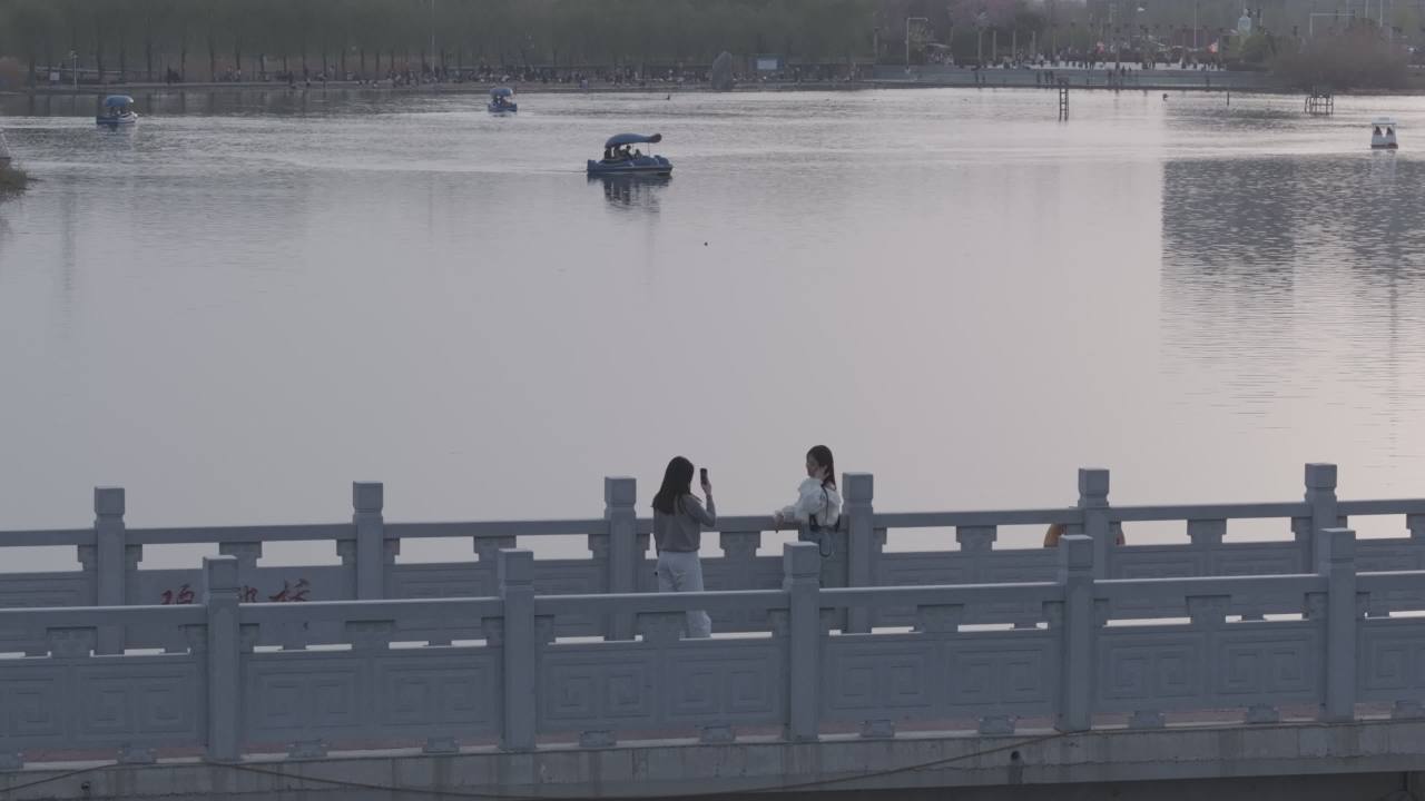 湖畔悠闲时光
