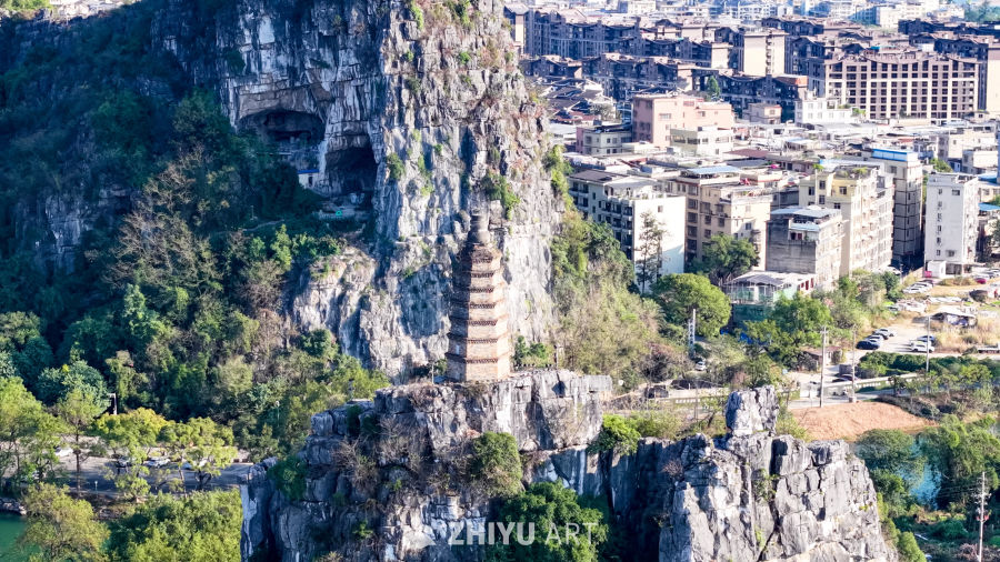 悬崖上的古塔与现代城市