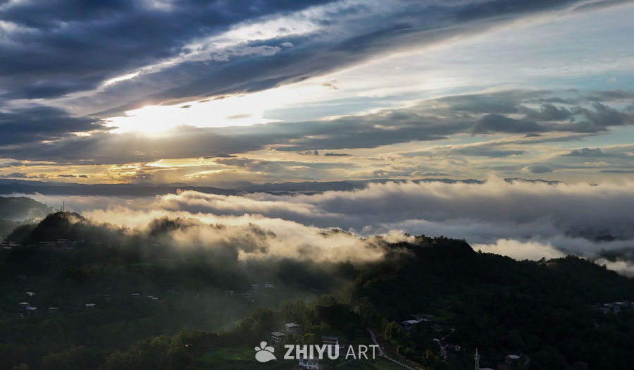 晨曦山间云海