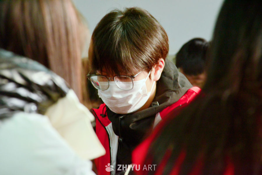 戴口罩的年轻人专注瞬间