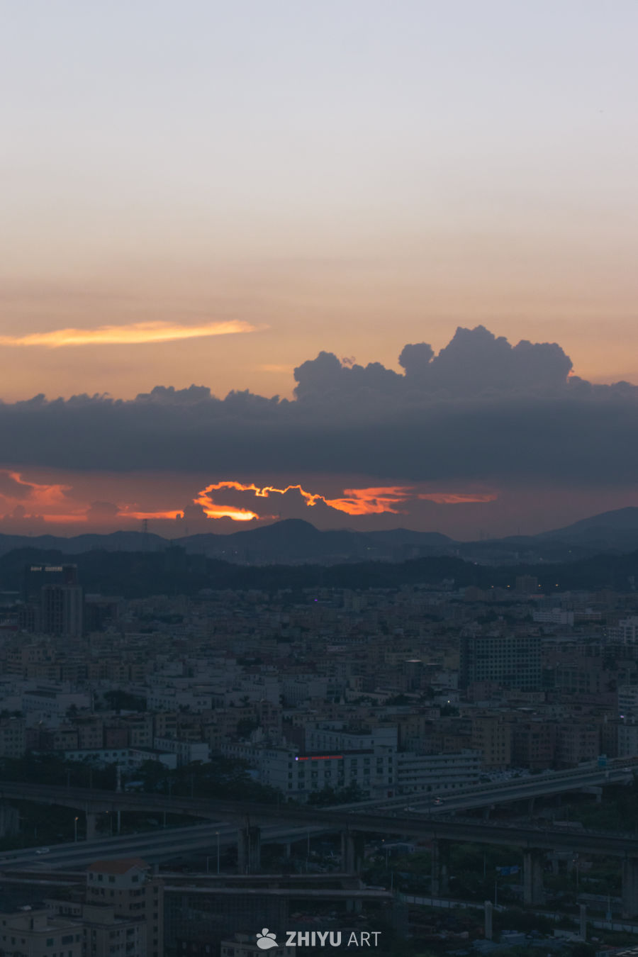 城市黄昏日落景象