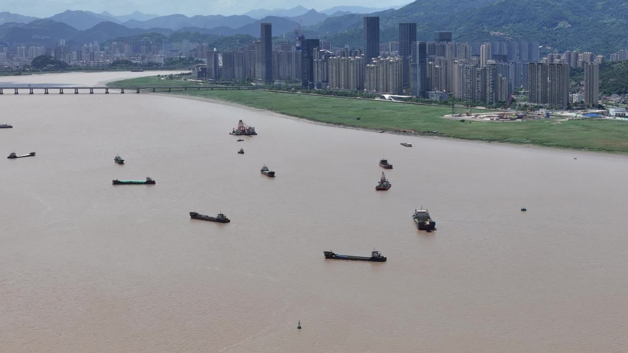 繁忙的河流与都市风光