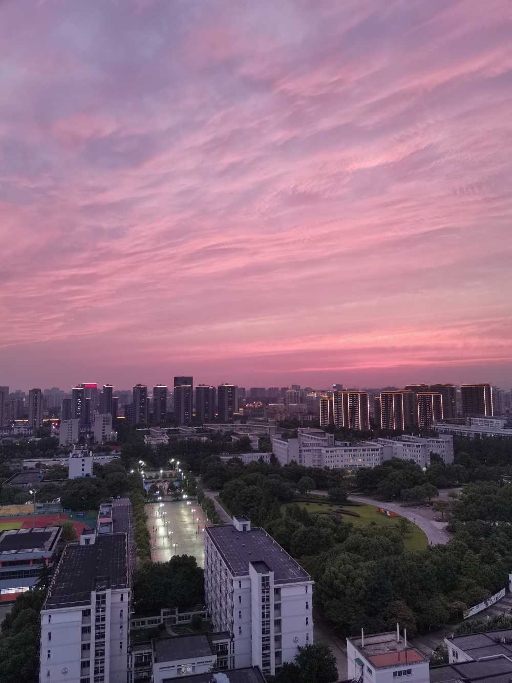 校园宿舍阳台的夕阳