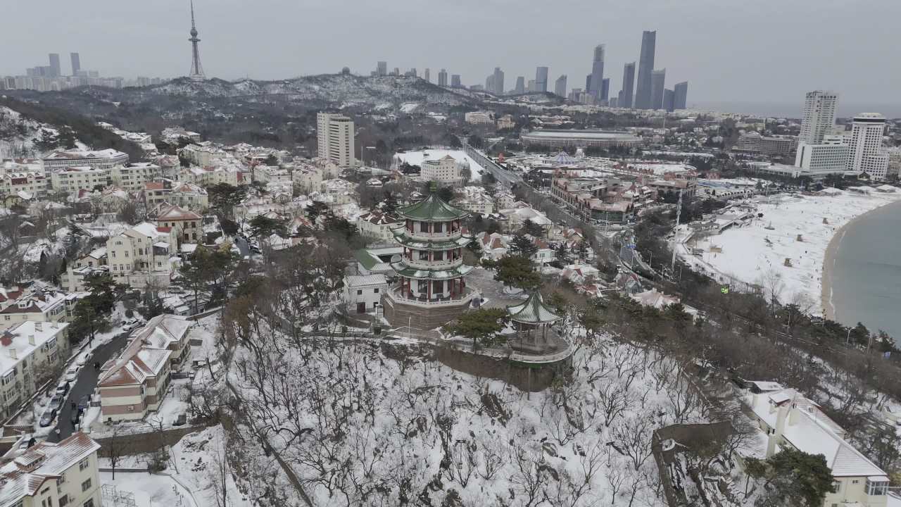 青岛市南老城区小鱼山海边雪景航拍 1