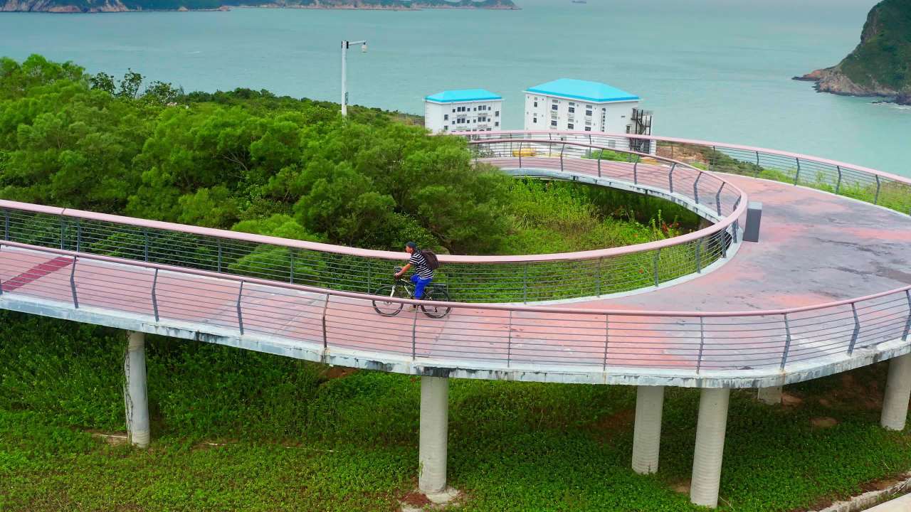 海边骑行栈道俯瞰画面