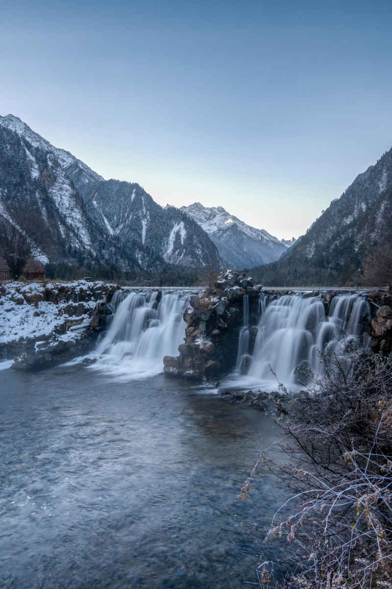 流水雪山