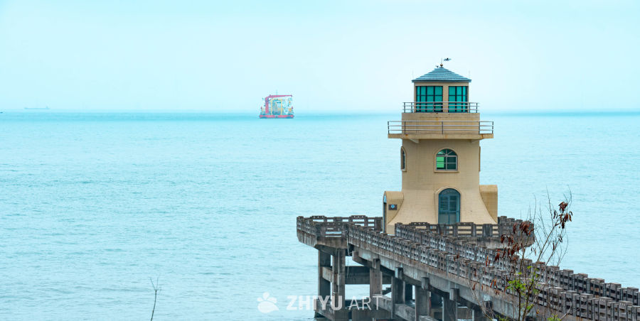 海边灯塔与船只
