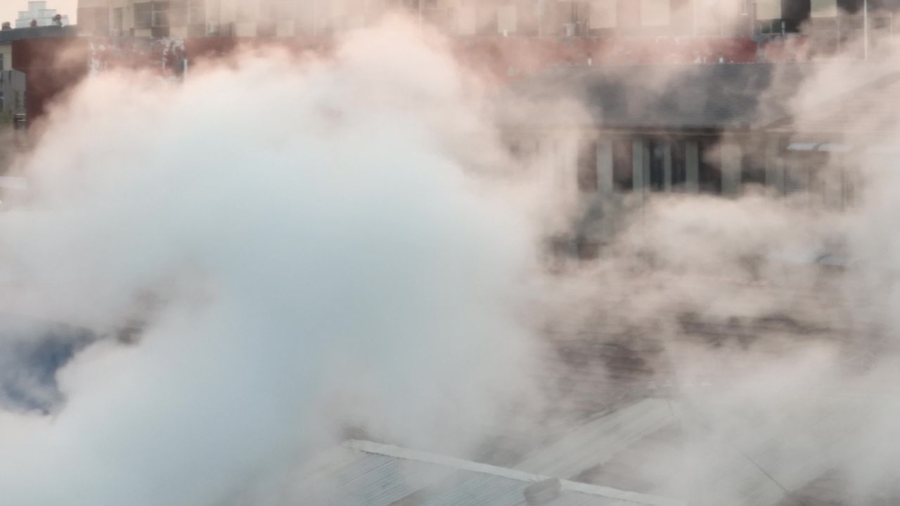 城市烟雾中的日落