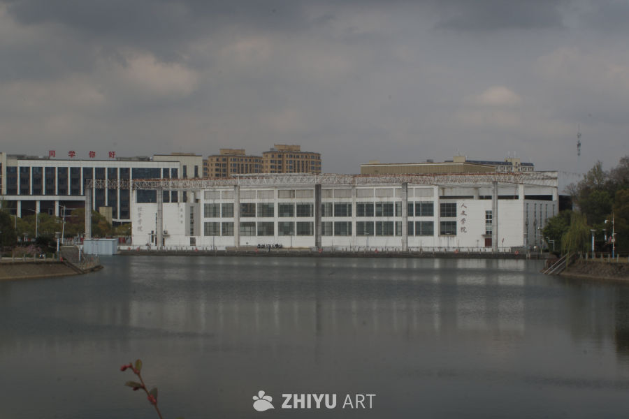 湖畔大学建筑