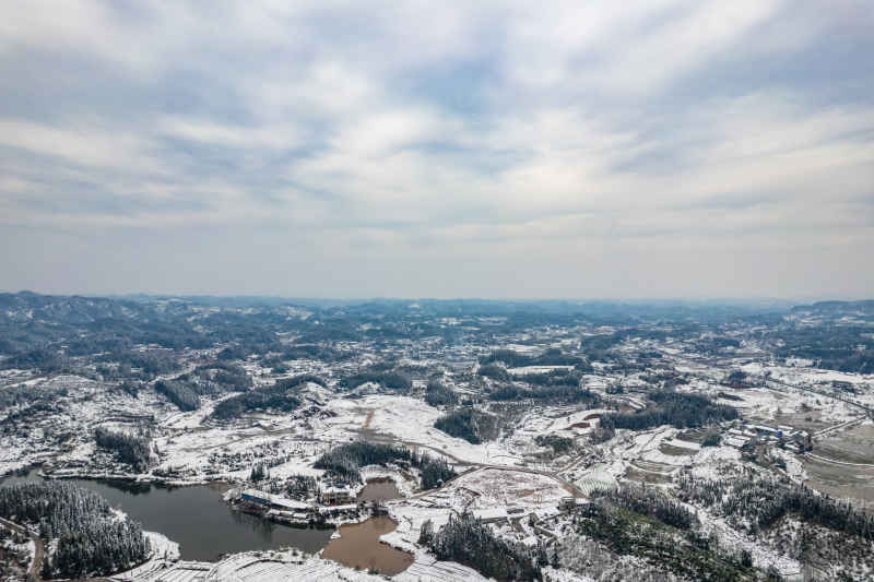 冬天丘陵山川农田美丽乡村雪景航拍图