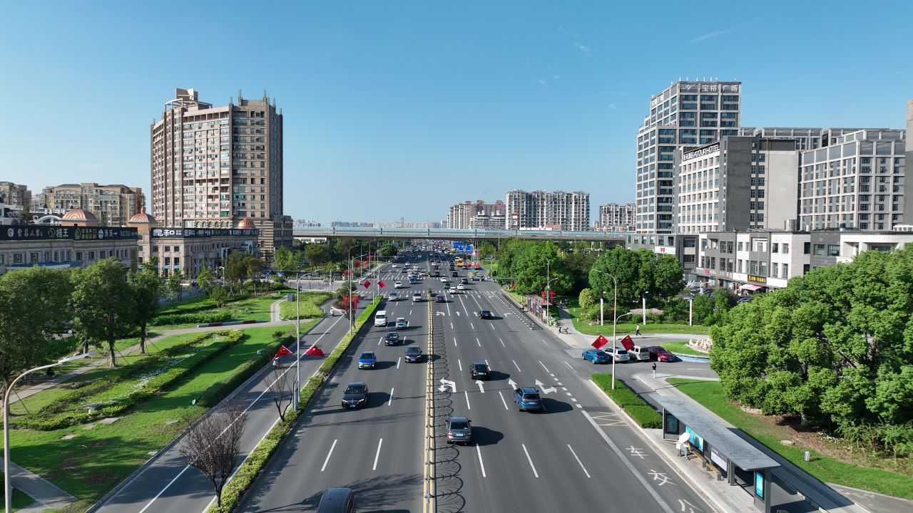 4K航拍江苏昆山城市道路国庆氛围 8