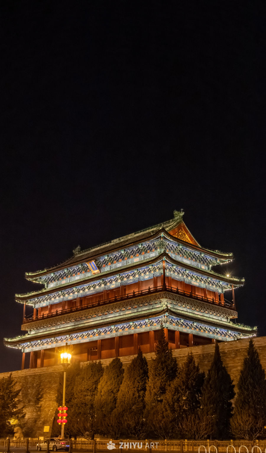 夜幕下的古楼灯火辉煌