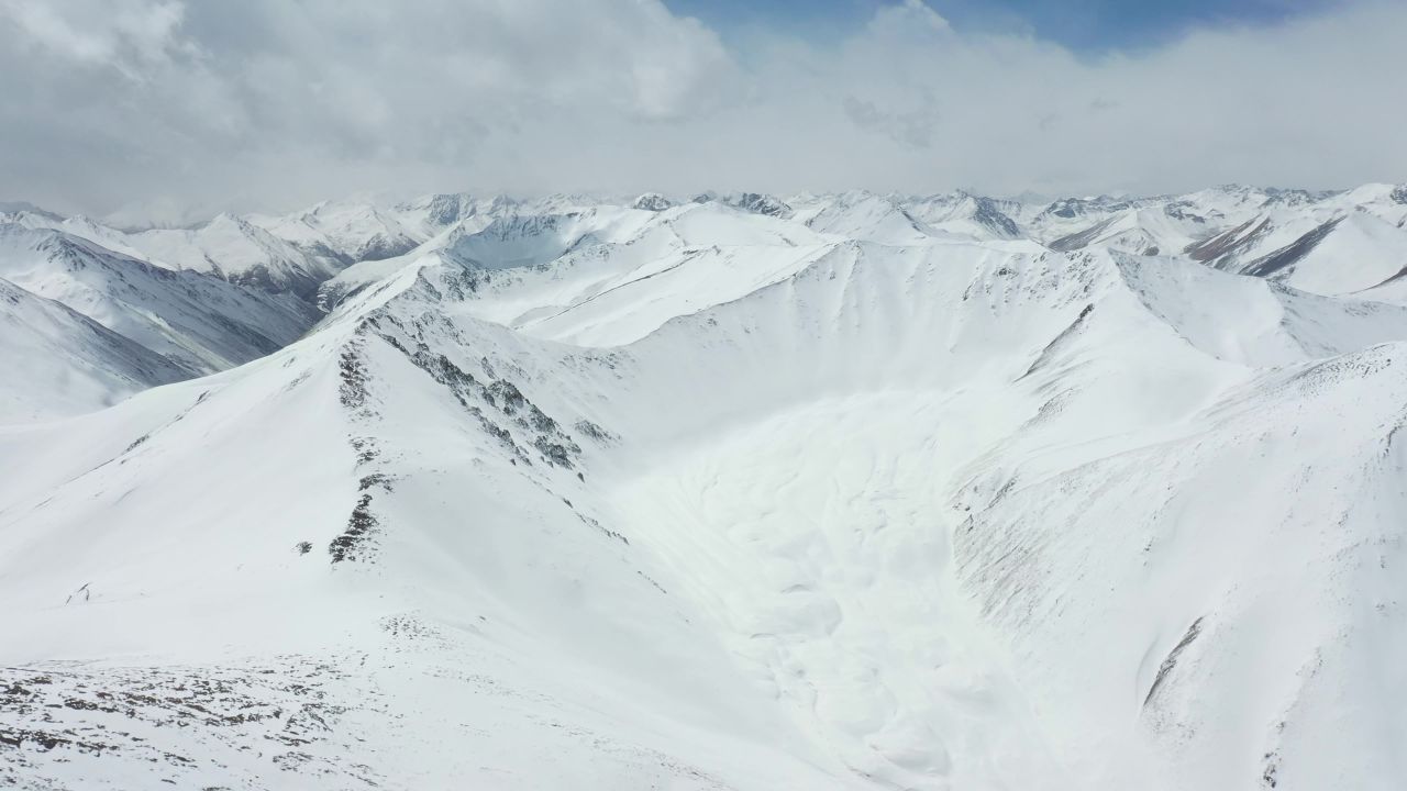 航拍西藏那曲比如县夏拉山雪景
