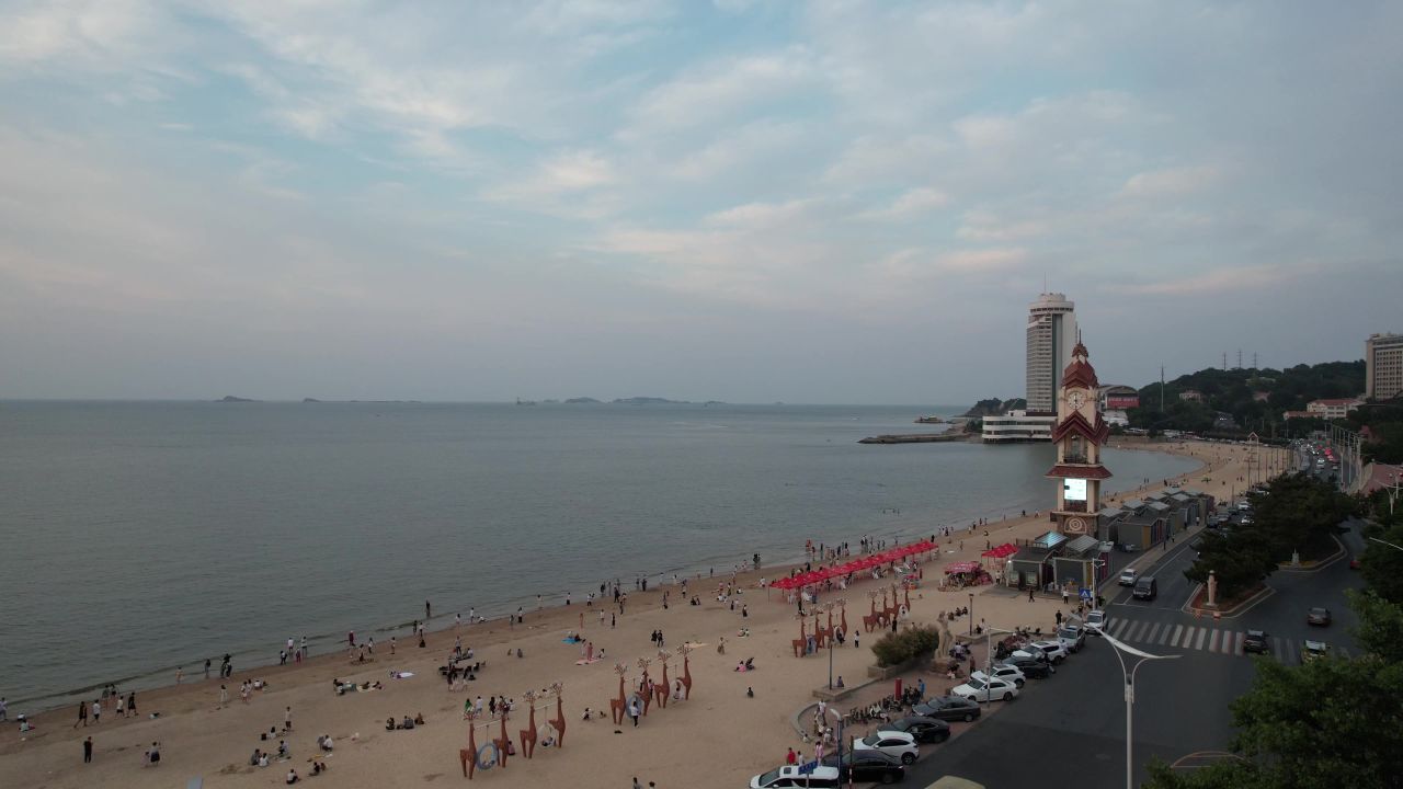 大海海浪沙滩蓝天白云实拍  