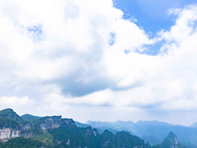 祖国壮丽山河湖南张家界奇山