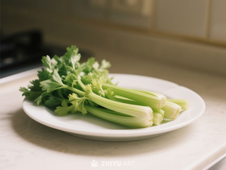 新鲜芹菜置于白色盘中 499