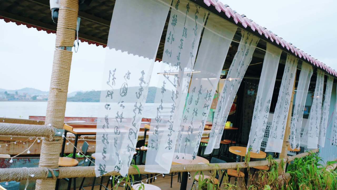 湖畔餐厅的宁静时光