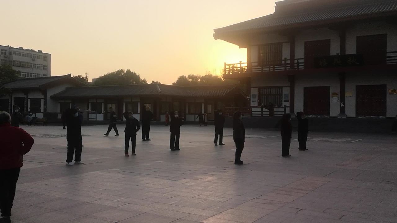 晨光中的广场晨练