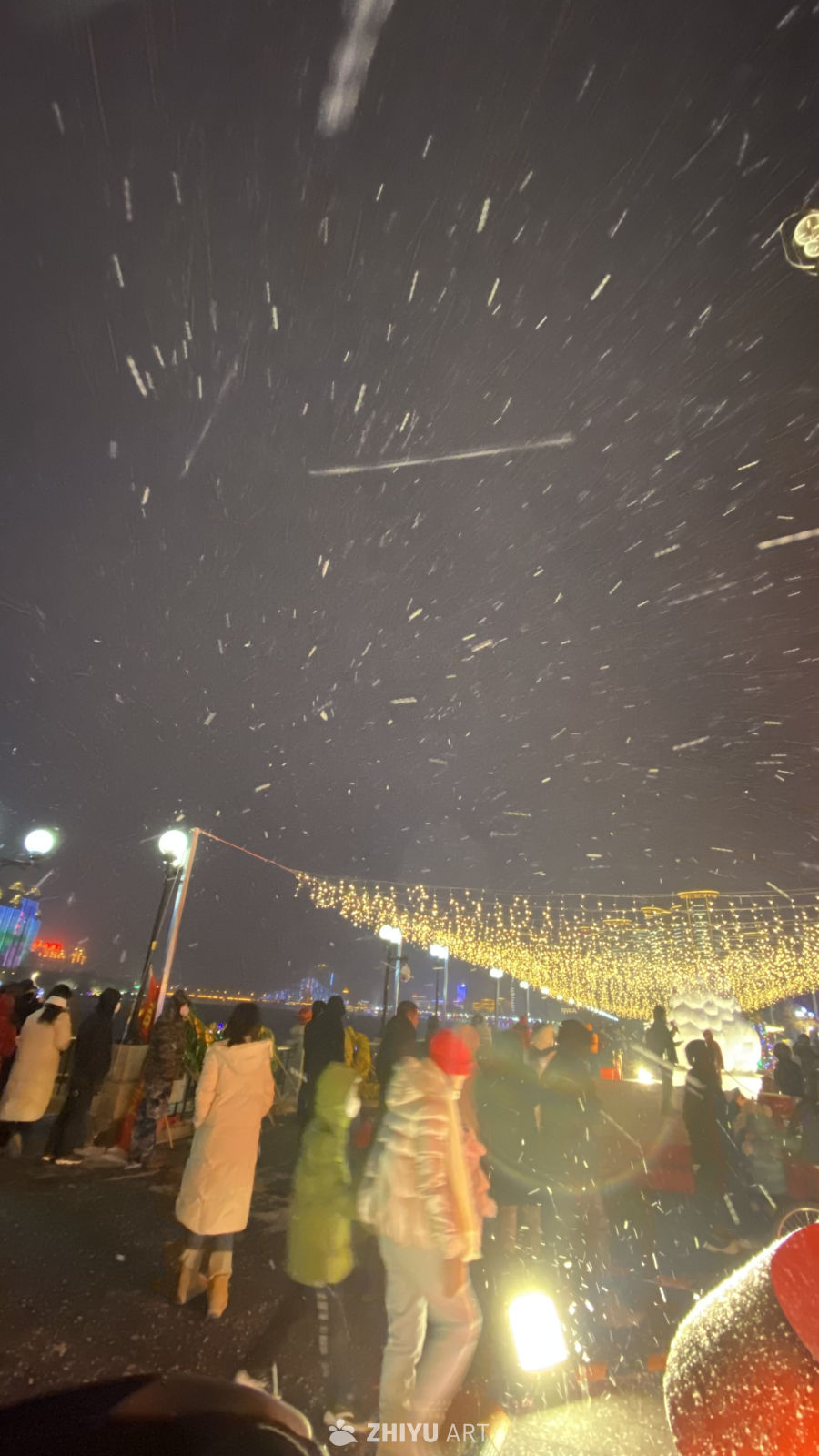 雪夜街头的温暖灯火