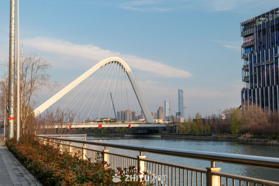 城市河畔现代拱桥