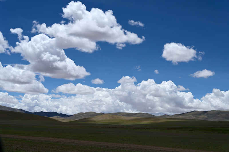 西藏阿里中线穿越看到的蓝天白云下的草原