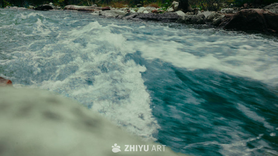 湍急河流的自然之美