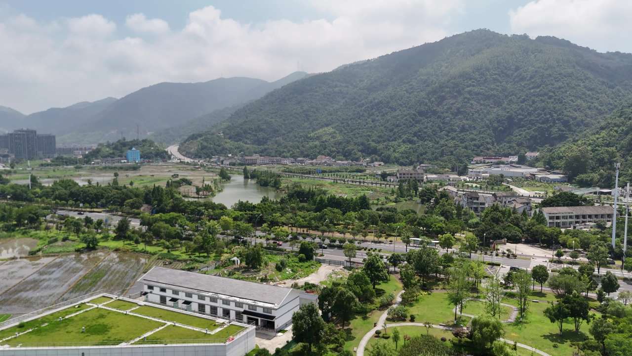 山河环绕的城市风光