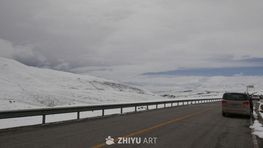 雪域高原的冬日公路