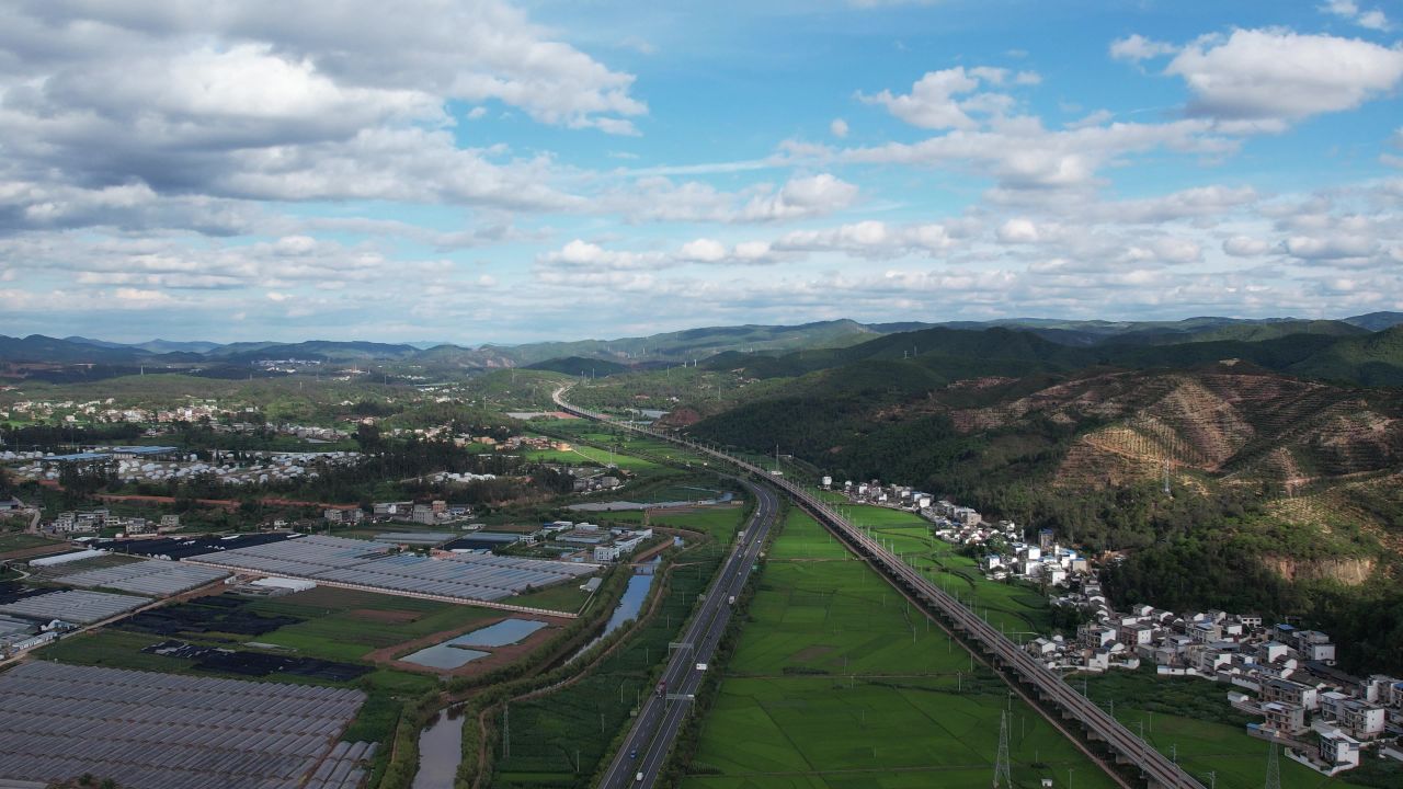 蓝天白云下的高速公路