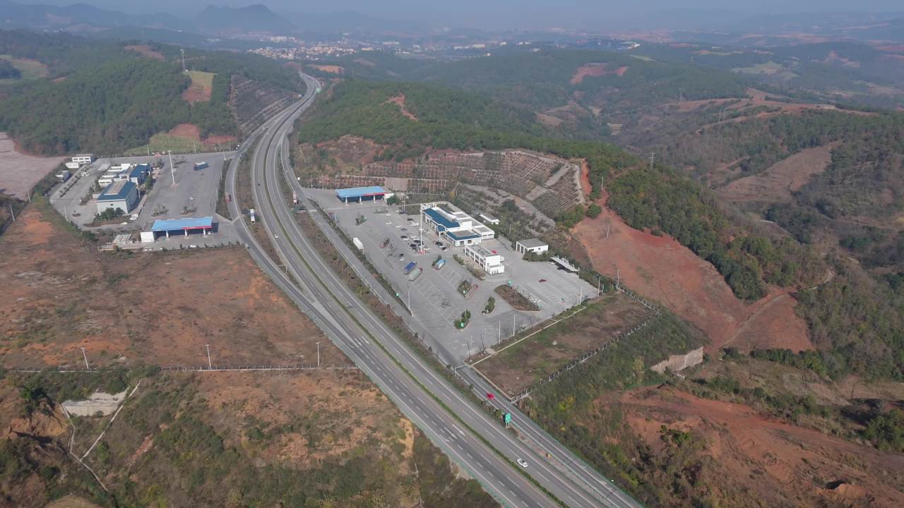 山区高速公路与停车场全景