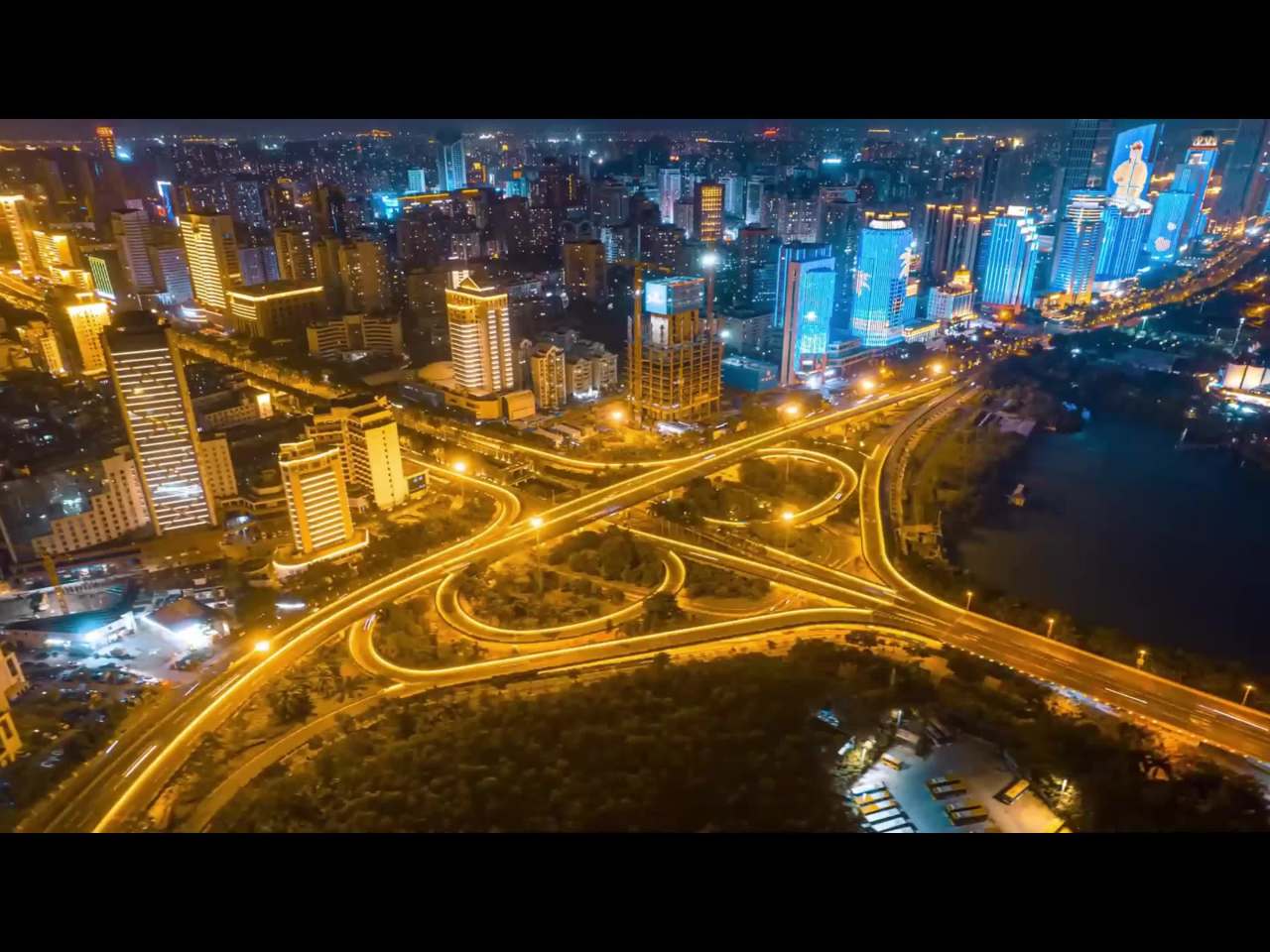 夜幕下的城市环岛航拍