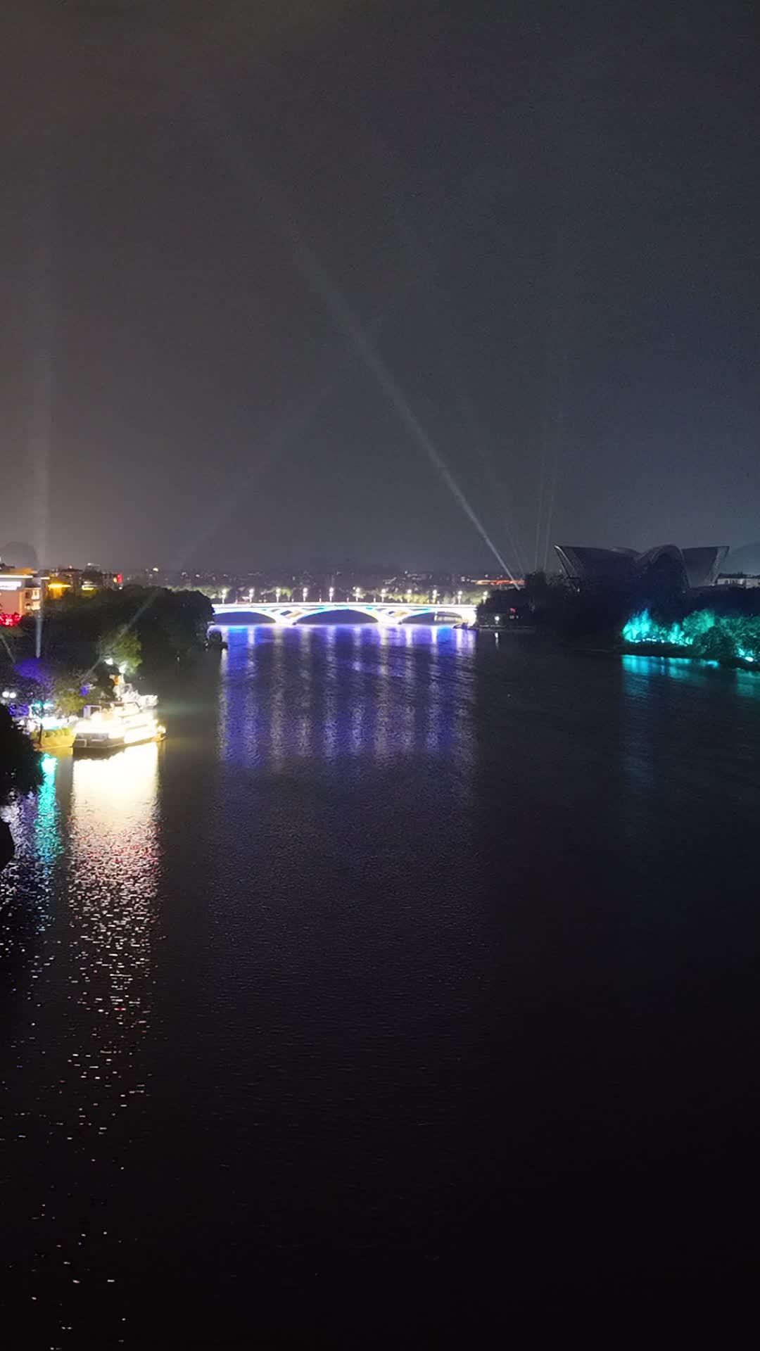 竖版航拍桂林漓江两岸夜景 (2)