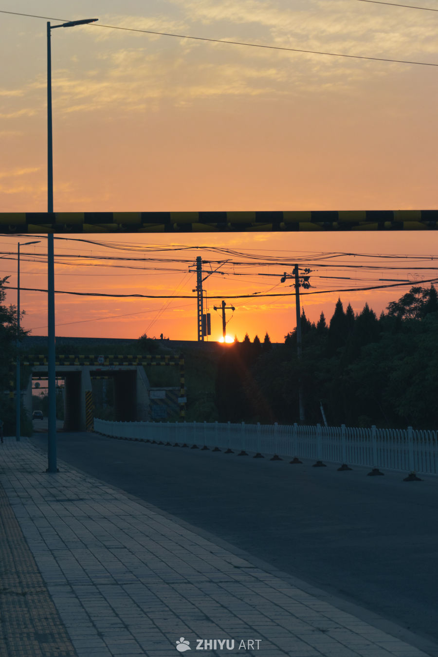 公路日落：静谧黄昏