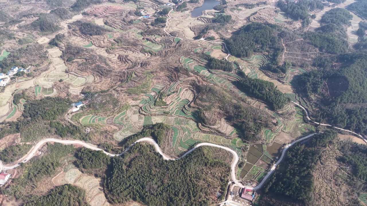 山间梯田与村庄