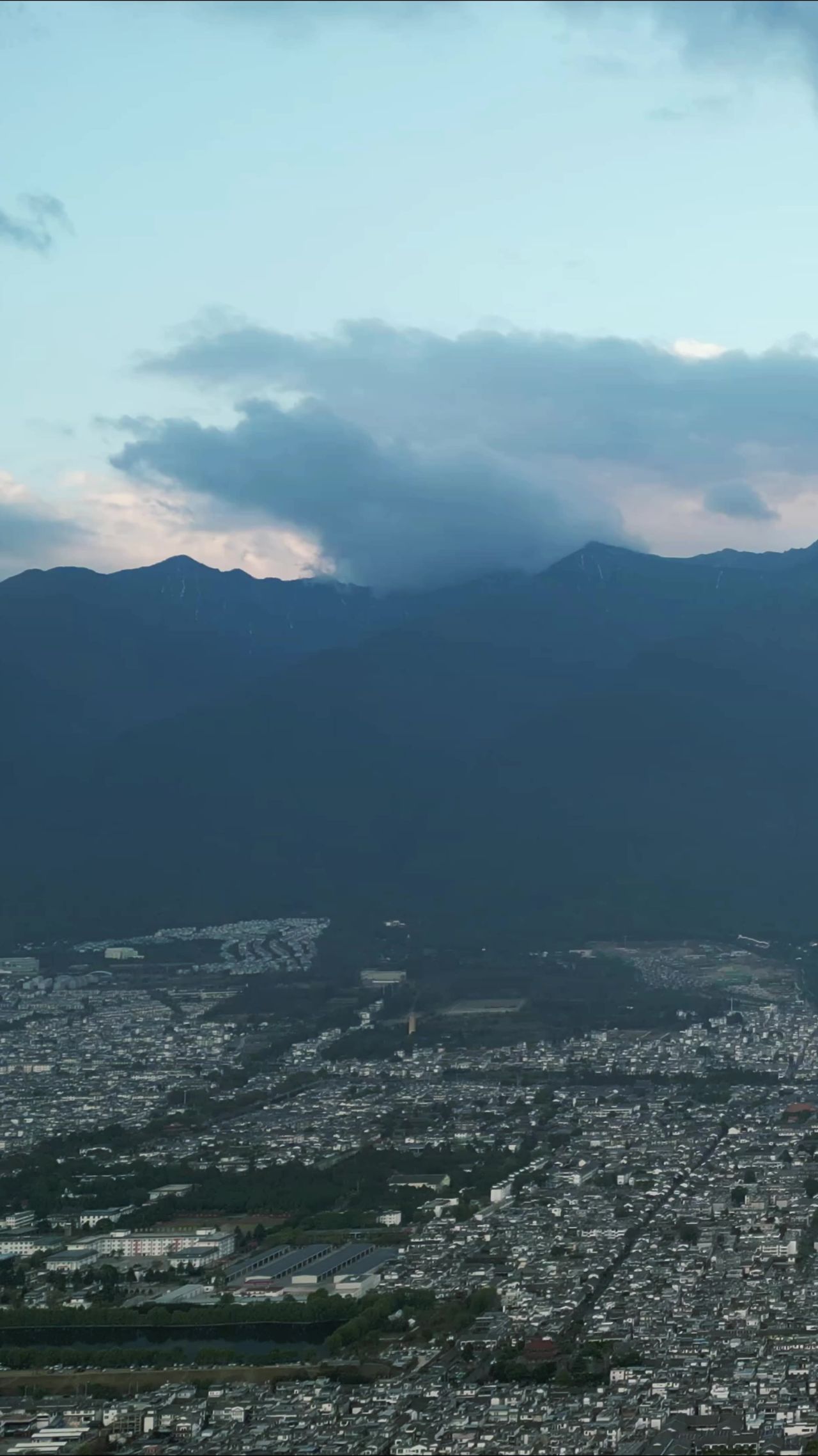 云南大理古城苍山竖屏航拍  