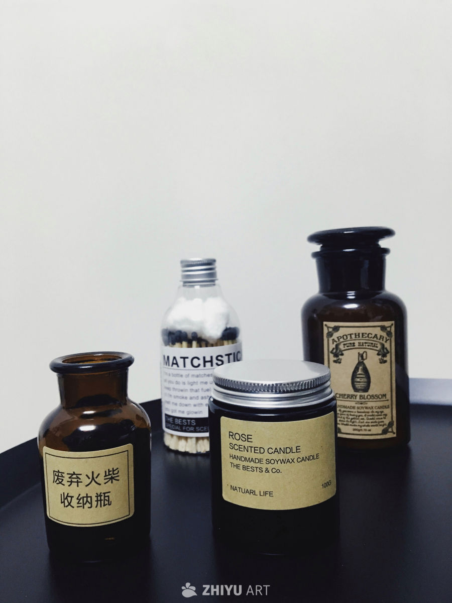 复古风香薰蜡烛与火柴瓶