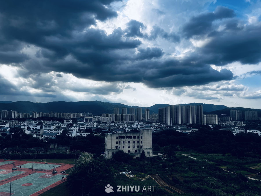 城市边缘的宁静与活力