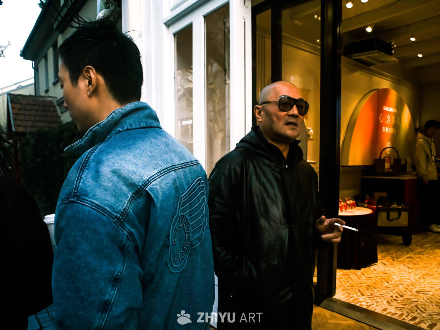 街头对视：时尚与沉思