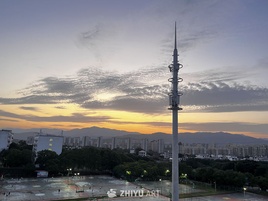 夕阳下的城市运动场