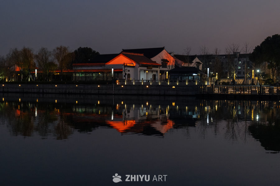 夜幕下的古建筑与水景