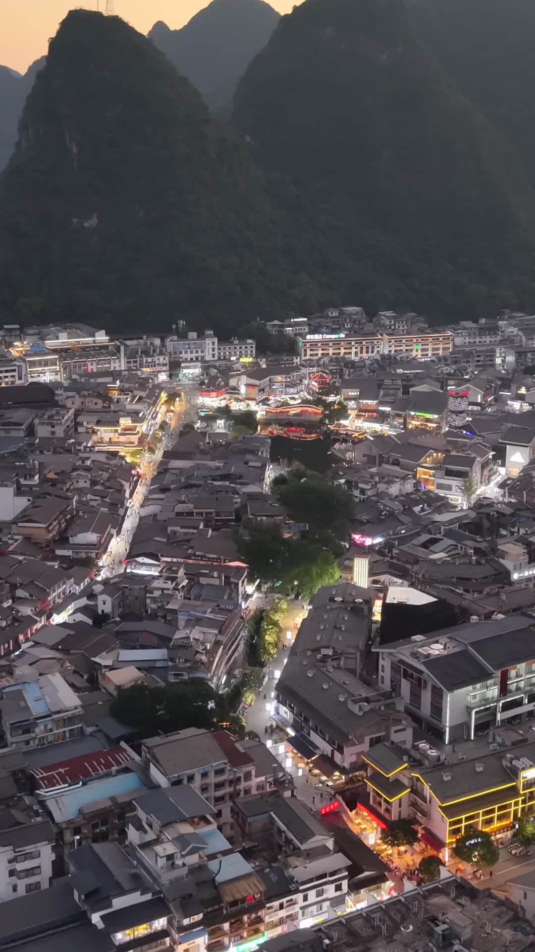 古镇夜色与山峦