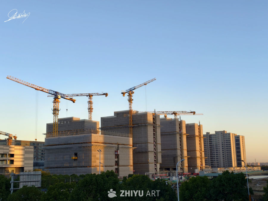 清晨建筑工地的繁忙景象