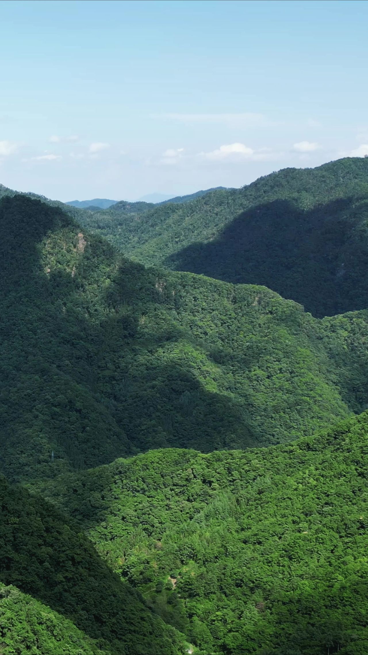 航拍祖国雄伟山川高楼风貌 