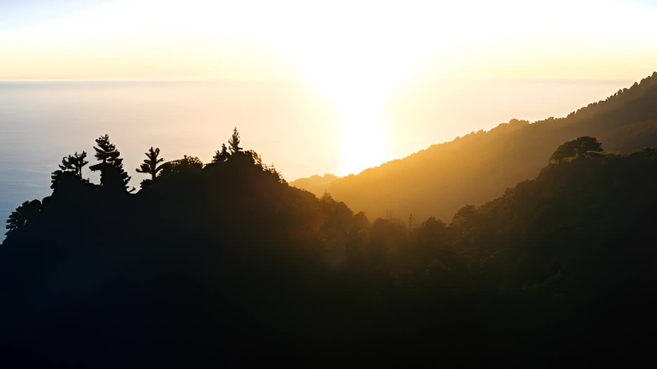 太阳从地平线升起，远处是广阔的海面，近处是连绵起伏