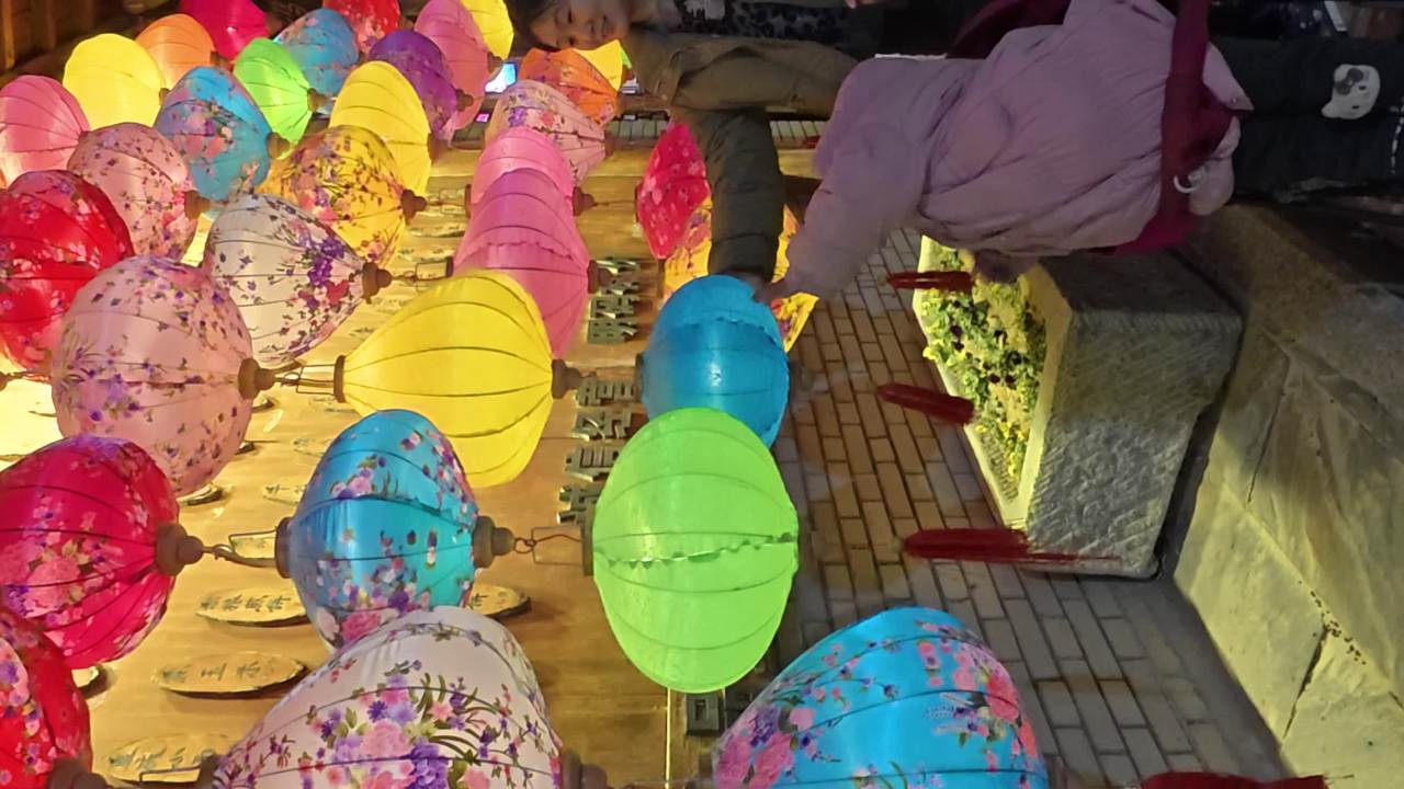 五彩斑斓的灯笼市集