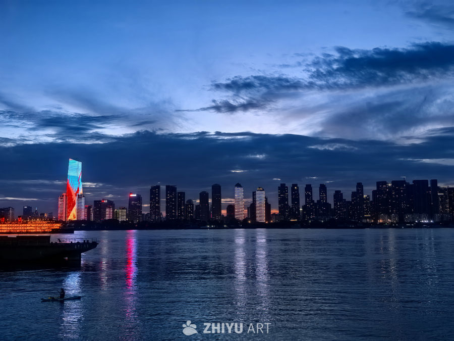 城市的天际线规律错落