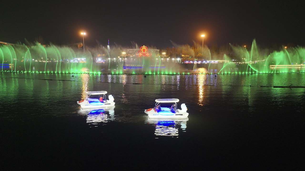 夜色中的喷泉与游船